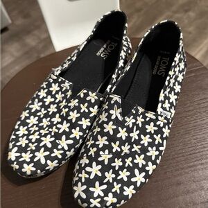 Toms Daisy Pattern Loafers